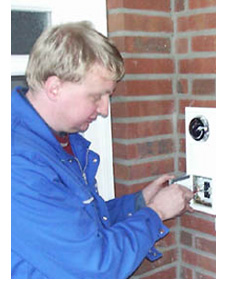 Unser Mitarbeiter bei einer Elektroinstallation.